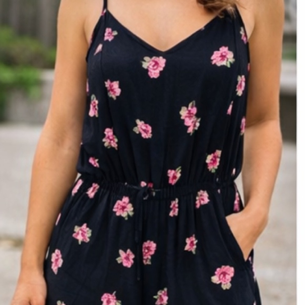 Divided H&M‎ Black Pink Rose Floral Sleeveless Romper Women’s Size 8 Viscose